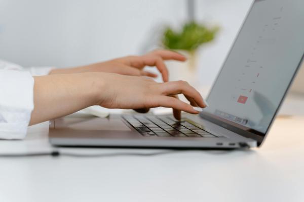 Webes és online kommunikációs szolgáltatások